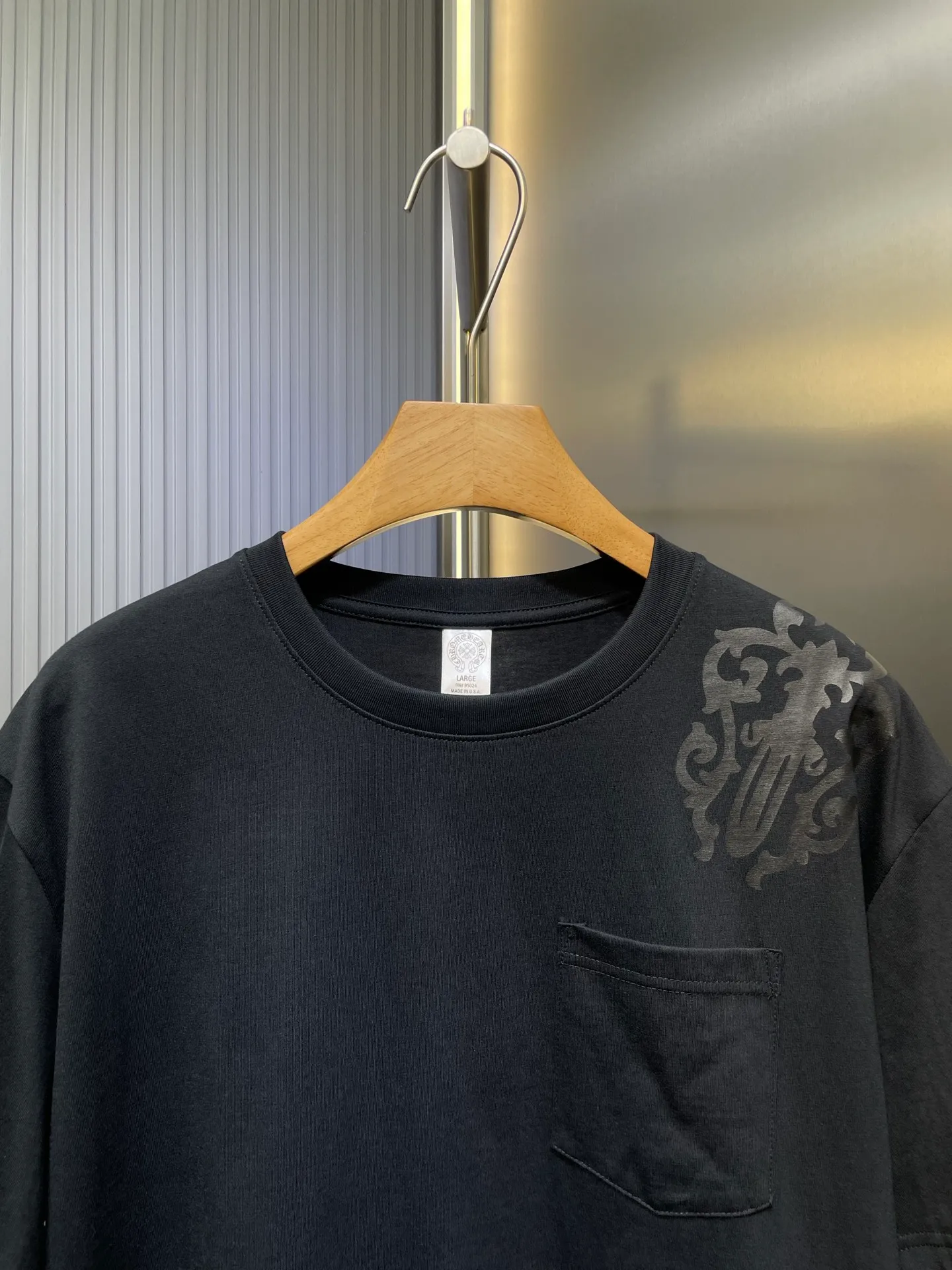 P250 Chrome Hearts 🌟[Top Original] Fabric: Cotton Material Description: The fabric is made of 26-woven 240-gram cotton material. Printing is very important. The ink used in the original version is beyond the standard printing. Generally, printing factories have no ability to restore it. After running to many factories, the final efforts paid off. The overall wiring is straight and delicate, the fabric is comfortable and soft, and the color is consistent without color difference. Can be matched with the same style to create a fashionable look, to suit various occasions, customized accessories, complete with three standards, same style for men and women size: s m l